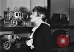 Standbild Replik von Kutschen New York United States USA, 1930, aus Sekunde 57 historischem Filmmaterial Videoclip 65675068043