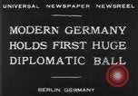 Standbild ball Tanz Berlin Deutschland, 1930, aus Sekunde 9 historischem Filmmaterial Videoclip 65675068044