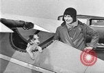 Image femme mouches Comper Swift monoplan Liverpool en Angleterre, 1930, de la seconde 31 séquences d'archives historiques vidéo 65675068046