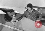Image femme mouches Comper Swift monoplan Liverpool en Angleterre, 1930, de la seconde 32 séquences d'archives historiques vidéo 65675068046