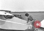Image femme mouches Comper Swift monoplan Liverpool en Angleterre, 1930, de la seconde 33 séquences d'archives historiques vidéo 65675068046