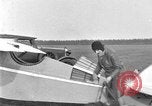 Image femme mouches Comper Swift monoplan Liverpool en Angleterre, 1930, de la seconde 36 séquences d'archives historiques vidéo 65675068046
