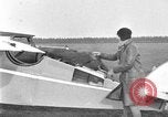 Image femme mouches Comper Swift monoplan Liverpool en Angleterre, 1930, de la seconde 37 séquences d'archives historiques vidéo 65675068046