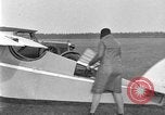 Image femme mouches Comper Swift monoplan Liverpool en Angleterre, 1930, de la seconde 40 séquences d'archives historiques vidéo 65675068046
