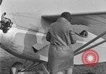 Image femme mouches Comper Swift monoplan Liverpool en Angleterre, 1930, de la seconde 43 séquences d'archives historiques vidéo 65675068046