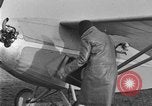 Image femme mouches Comper Swift monoplan Liverpool en Angleterre, 1930, de la seconde 44 séquences d'archives historiques vidéo 65675068046