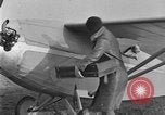 Image femme mouches Comper Swift monoplan Liverpool en Angleterre, 1930, de la seconde 45 séquences d'archives historiques vidéo 65675068046