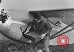 Image femme mouches Comper Swift monoplan Liverpool en Angleterre, 1930, de la seconde 48 séquences d'archives historiques vidéo 65675068046