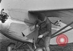 Image femme mouches Comper Swift monoplan Liverpool en Angleterre, 1930, de la seconde 49 séquences d'archives historiques vidéo 65675068046