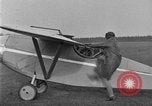 Image femme mouches Comper Swift monoplan Liverpool en Angleterre, 1930, de la seconde 50 séquences d'archives historiques vidéo 65675068046