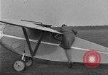 Image femme mouches Comper Swift monoplan Liverpool en Angleterre, 1930, de la seconde 51 séquences d'archives historiques vidéo 65675068046