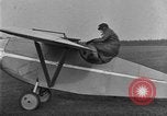Image femme mouches Comper Swift monoplan Liverpool en Angleterre, 1930, de la seconde 52 séquences d'archives historiques vidéo 65675068046