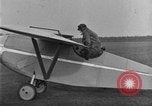 Image femme mouches Comper Swift monoplan Liverpool en Angleterre, 1930, de la seconde 53 séquences d'archives historiques vidéo 65675068046