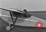 Image femme mouches Comper Swift monoplan Liverpool en Angleterre, 1930, de la seconde 54 séquences d'archives historiques vidéo 65675068046