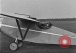 Image femme mouches Comper Swift monoplan Liverpool en Angleterre, 1930, de la seconde 56 séquences d'archives historiques vidéo 65675068046
