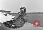 Image femme mouches Comper Swift monoplan Liverpool en Angleterre, 1930, de la seconde 57 séquences d'archives historiques vidéo 65675068046