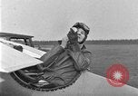 Image femme mouches Comper Swift monoplan Liverpool en Angleterre, 1930, de la seconde 58 séquences d'archives historiques vidéo 65675068046