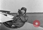 Image femme mouches Comper Swift monoplan Liverpool en Angleterre, 1930, de la seconde 61 séquences d'archives historiques vidéo 65675068046