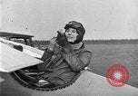 Image femme mouches Comper Swift monoplan Liverpool en Angleterre, 1930, de la seconde 62 séquences d'archives historiques vidéo 65675068046