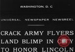 Immagine di Esercito di terra di aviatori blimp presso il Lincoln Memorial Washington DC USA, 1930, secondo 1 filmato di repertorio 65675068048