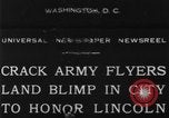 Immagine di Esercito di terra di aviatori blimp presso il Lincoln Memorial Washington DC USA, 1930, secondo 3 filmato di repertorio 65675068048