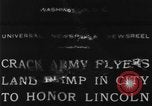 Immagine di Esercito di terra di aviatori blimp presso il Lincoln Memorial Washington DC USA, 1930, secondo 4 filmato di repertorio 65675068048