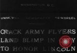 Immagine di Esercito di terra di aviatori blimp presso il Lincoln Memorial Washington DC USA, 1930, secondo 5 filmato di repertorio 65675068048