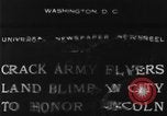 Immagine di Esercito di terra di aviatori blimp presso il Lincoln Memorial Washington DC USA, 1930, secondo 6 filmato di repertorio 65675068048