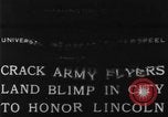 Immagine di Esercito di terra di aviatori blimp presso il Lincoln Memorial Washington DC USA, 1930, secondo 7 filmato di repertorio 65675068048