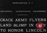 Immagine di Esercito di terra di aviatori blimp presso il Lincoln Memorial Washington DC USA, 1930, secondo 9 filmato di repertorio 65675068048