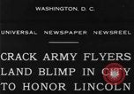 Immagine di Esercito di terra di aviatori blimp presso il Lincoln Memorial Washington DC USA, 1930, secondo 10 filmato di repertorio 65675068048