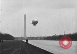 Immagine di Esercito di terra di aviatori blimp presso il Lincoln Memorial Washington DC USA, 1930, secondo 11 filmato di repertorio 65675068048