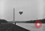 Immagine di Esercito di terra di aviatori blimp presso il Lincoln Memorial Washington DC USA, 1930, secondo 12 filmato di repertorio 65675068048