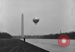 Immagine di Esercito di terra di aviatori blimp presso il Lincoln Memorial Washington DC USA, 1930, secondo 13 filmato di repertorio 65675068048
