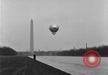 Immagine di Esercito di terra di aviatori blimp presso il Lincoln Memorial Washington DC USA, 1930, secondo 14 filmato di repertorio 65675068048