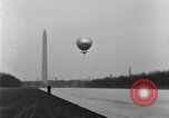 Immagine di Esercito di terra di aviatori blimp presso il Lincoln Memorial Washington DC USA, 1930, secondo 15 filmato di repertorio 65675068048