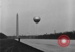 Immagine di Esercito di terra di aviatori blimp presso il Lincoln Memorial Washington DC USA, 1930, secondo 16 filmato di repertorio 65675068048