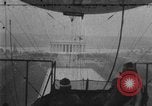 Immagine di Esercito di terra di aviatori blimp presso il Lincoln Memorial Washington DC USA, 1930, secondo 17 filmato di repertorio 65675068048