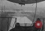 Immagine di Esercito di terra di aviatori blimp presso il Lincoln Memorial Washington DC USA, 1930, secondo 18 filmato di repertorio 65675068048