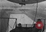 Immagine di Esercito di terra di aviatori blimp presso il Lincoln Memorial Washington DC USA, 1930, secondo 19 filmato di repertorio 65675068048