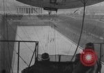 Immagine di Esercito di terra di aviatori blimp presso il Lincoln Memorial Washington DC USA, 1930, secondo 20 filmato di repertorio 65675068048