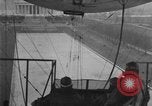 Immagine di Esercito di terra di aviatori blimp presso il Lincoln Memorial Washington DC USA, 1930, secondo 21 filmato di repertorio 65675068048