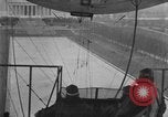 Immagine di Esercito di terra di aviatori blimp presso il Lincoln Memorial Washington DC USA, 1930, secondo 22 filmato di repertorio 65675068048