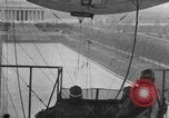 Immagine di Esercito di terra di aviatori blimp presso il Lincoln Memorial Washington DC USA, 1930, secondo 23 filmato di repertorio 65675068048