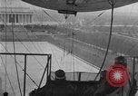 Immagine di Esercito di terra di aviatori blimp presso il Lincoln Memorial Washington DC USA, 1930, secondo 24 filmato di repertorio 65675068048
