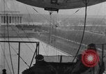 Immagine di Esercito di terra di aviatori blimp presso il Lincoln Memorial Washington DC USA, 1930, secondo 25 filmato di repertorio 65675068048