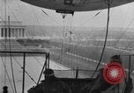 Immagine di Esercito di terra di aviatori blimp presso il Lincoln Memorial Washington DC USA, 1930, secondo 26 filmato di repertorio 65675068048