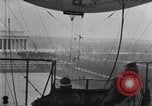 Immagine di Esercito di terra di aviatori blimp presso il Lincoln Memorial Washington DC USA, 1930, secondo 27 filmato di repertorio 65675068048