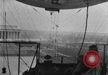 Immagine di Esercito di terra di aviatori blimp presso il Lincoln Memorial Washington DC USA, 1930, secondo 28 filmato di repertorio 65675068048