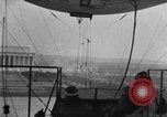 Immagine di Esercito di terra di aviatori blimp presso il Lincoln Memorial Washington DC USA, 1930, secondo 29 filmato di repertorio 65675068048